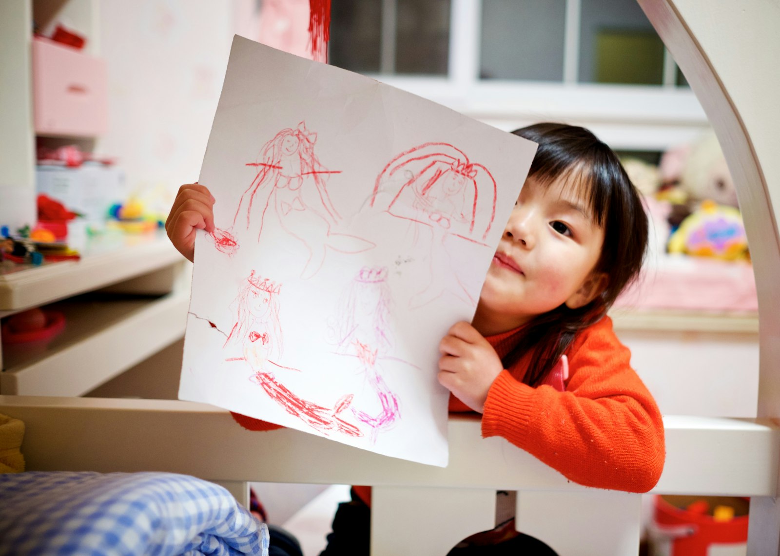 絵を描いた紙を持つ女の子